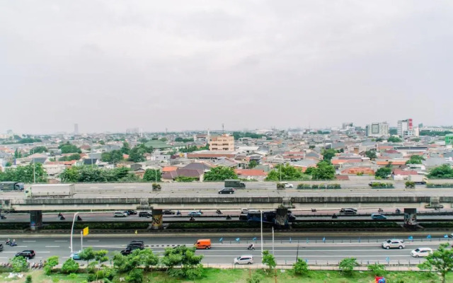 Warm And Cozy 2Br At Green Pramuka City Apartment
