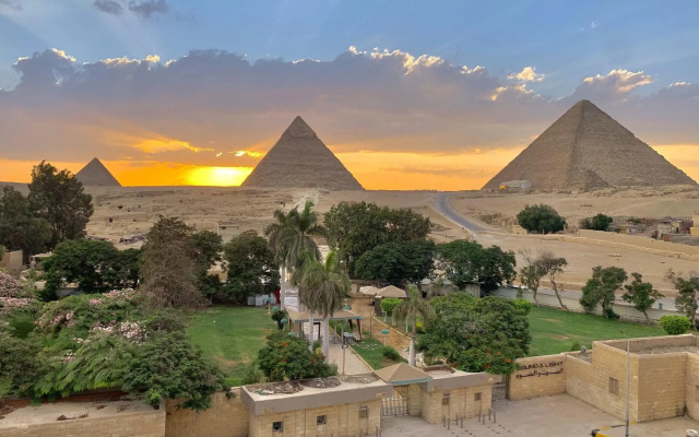 Sahara Pyramids Inn