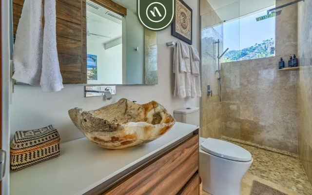 Luxurious 2 BR Condo - Oceanfront - Infinity Pools