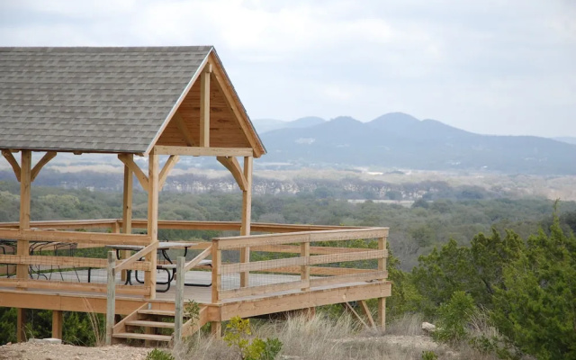 Quiet Utopia Cabin w/ Deck & Mountain Views!