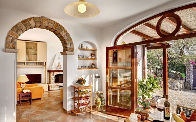 Tulipano - A Charming and Peaceful Hillside Villa With Lovely Views