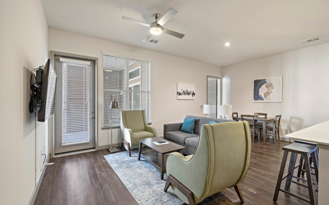 Spacious 2BR Apt – Downtown Location