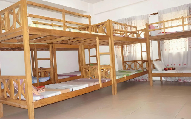 Rooms 498 Hostel
