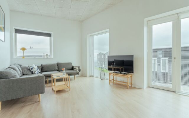 Delightful 2 Bedroom Apt | Balcony | Parking