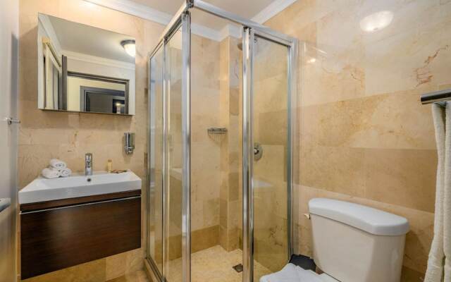 Unique 2BR Penthouse w Privaterooftop Palmbeach