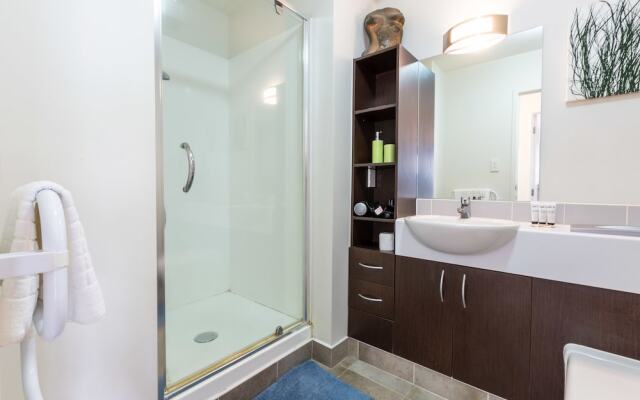 Cosy Two Bedroom in CBD with Pool