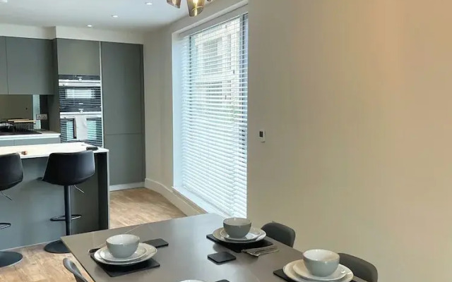 Modern and Sleek 2 Bed Apartment
