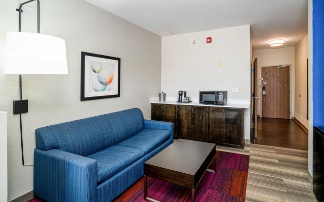 Holiday Inn Express and Suites Winona North, an IHG Hotel