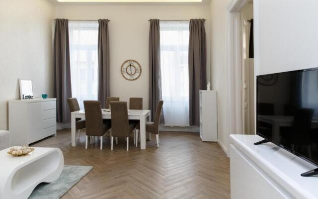 Jenny luxury two bedrooms apartment.