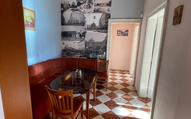 Fantastic 2 Bedroom Apartment - Top Center