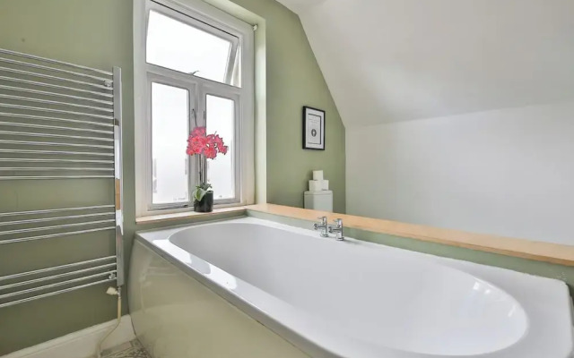 4 Bed House with Pool Table & Parking