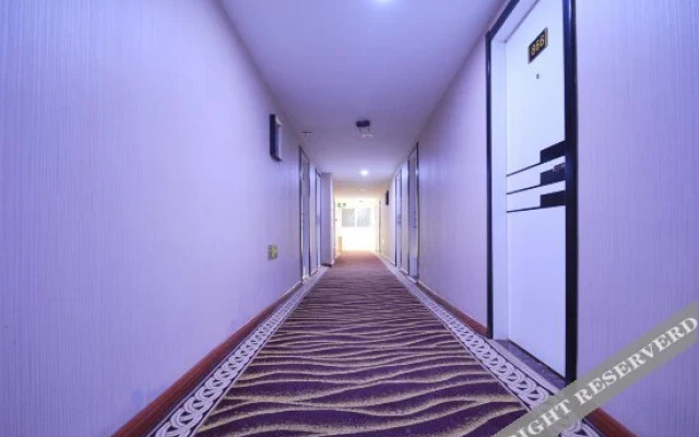 Yinglun Holiday Hotel