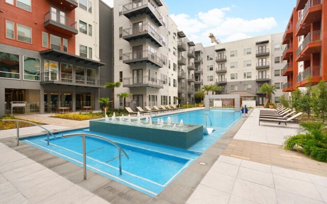 1 BR and 2 BR near Downtown by Frontdesk