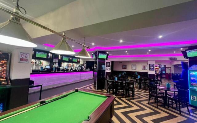 Sleeps 6, Gym, Entertainment, Pool, Beach