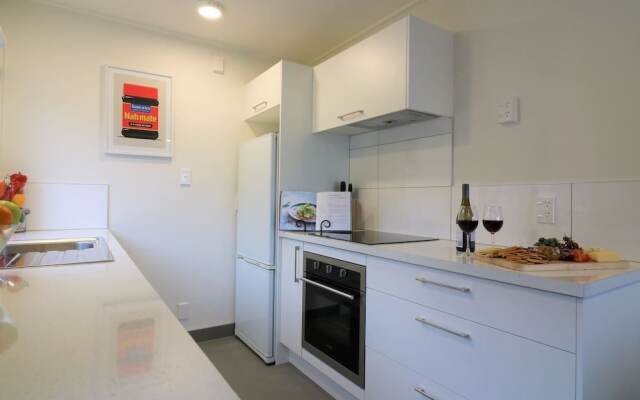 Central City Apartment, Parking, Bay Views