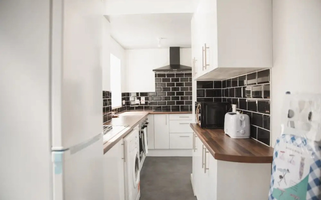 Room in Guest Room - Large Double Room in Leicester