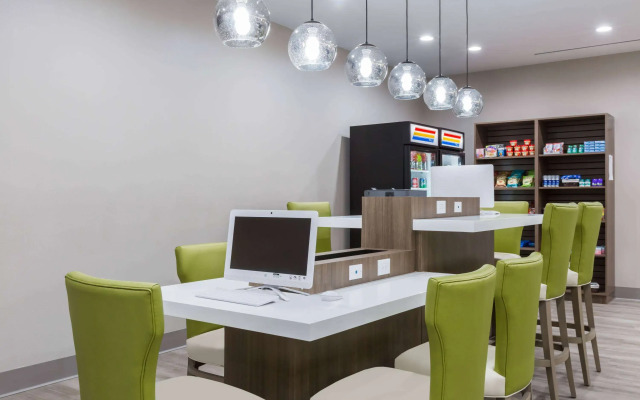 Days Inn & Suites by Wyndham Houston NW Cypress