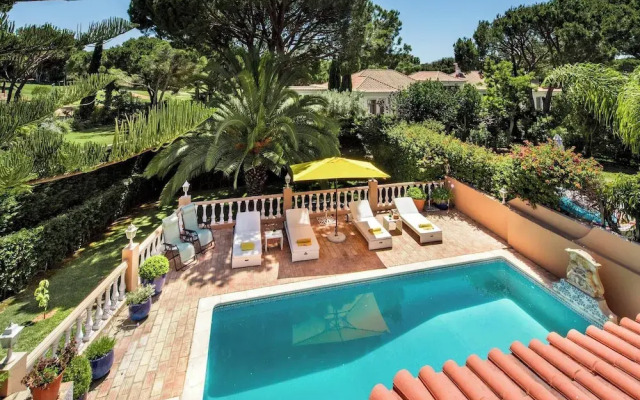 4 Bedrooms Private Pool Close To All Amenities