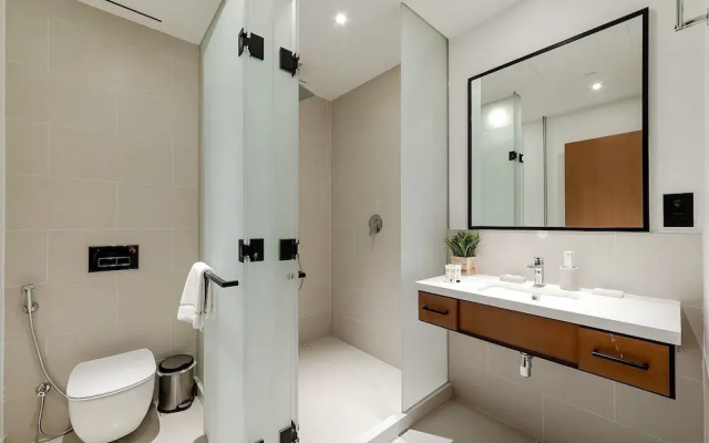 Stylish 2BR with Marina Views