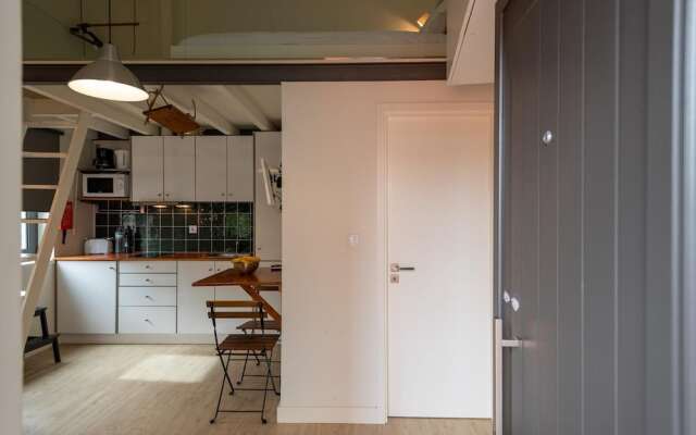 Mezzanine Stylish Apartment P by Vacationy