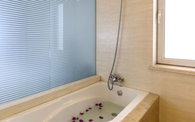 Jinjiang Peninsula Seasons Hotel