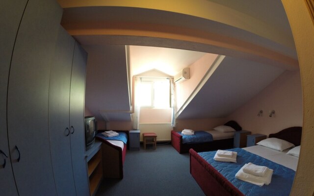 Hotel Lav