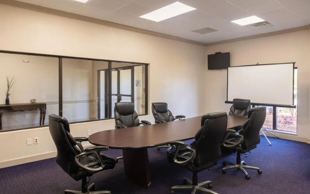 Cottonwood Suites Savannah Hotel & Conference Center
