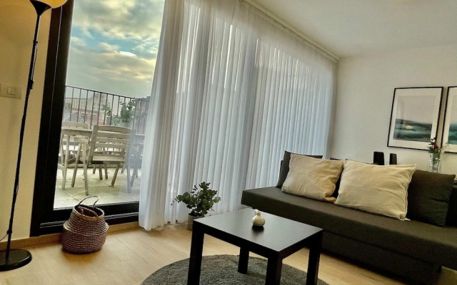 Modern 1BR Near Diamond District by Oneluxstay