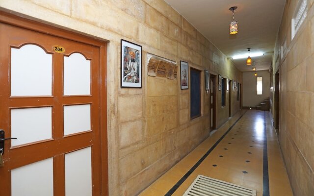 OYO 9933 Hotel Meera Mahal