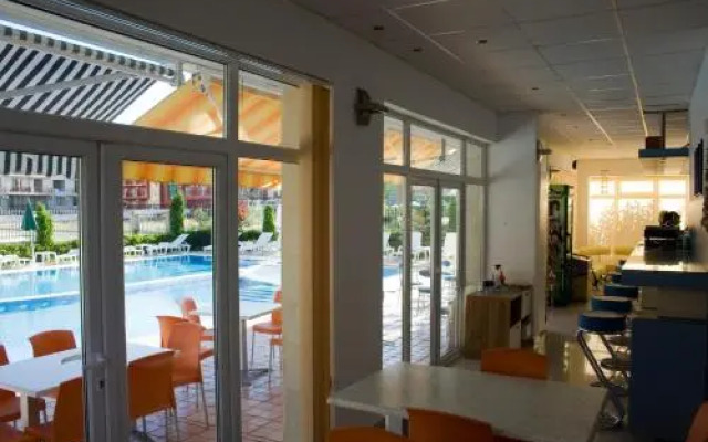 Sunny House Aparthotel