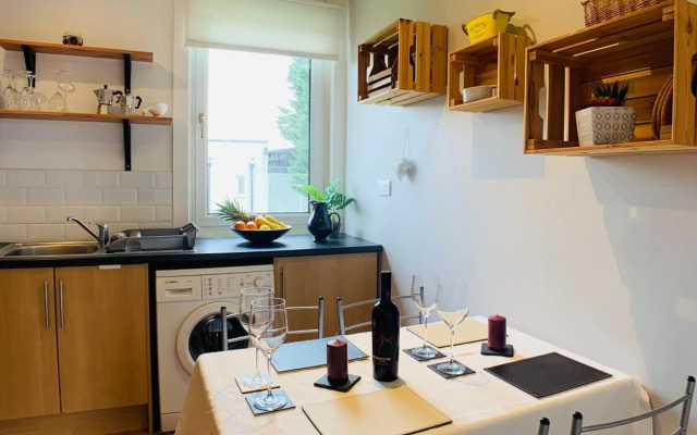 Maria- Bright and Modern City Center Apartment .