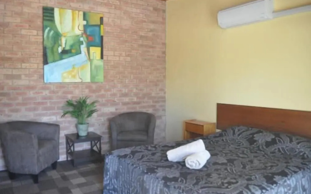 Lightning Ridge Outback Resort & Caravan Park
