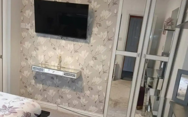 Beach Apartment - Sleeps 4, Garden & Parking