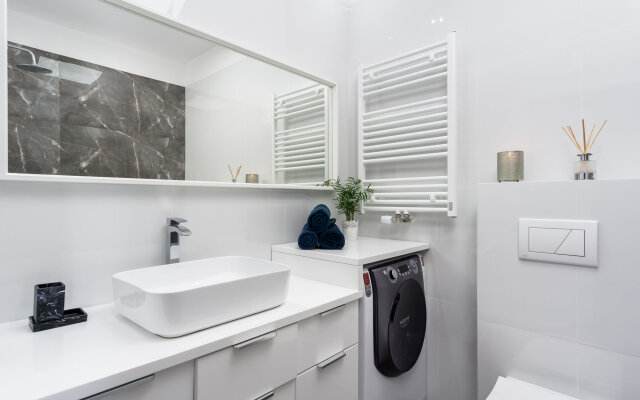 Bright and Sunny 4 Rooms Apartment