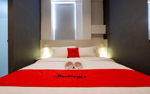 RedDoorz Plus near Ciputra Mall Simpang Lima