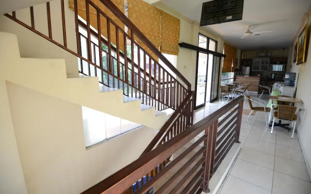 RedDoorz @ Darmo Permai