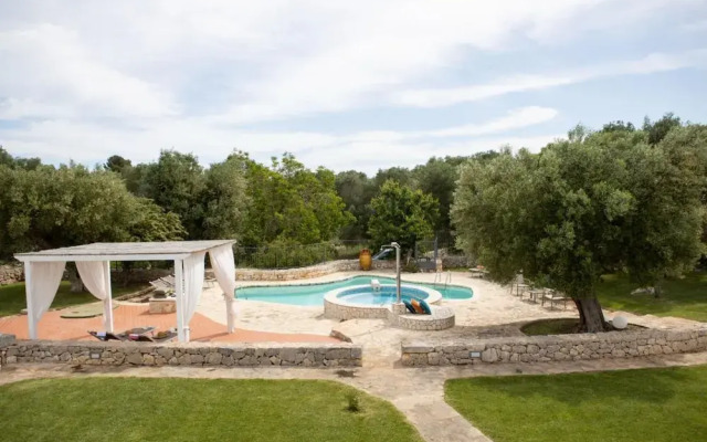 Trullo Degli Ulivi con Piscina e Idromassaggio