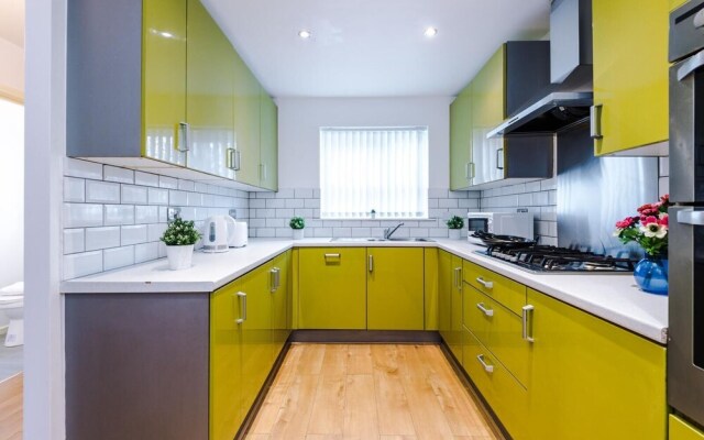 Beautiful 3-bed House in Salford,