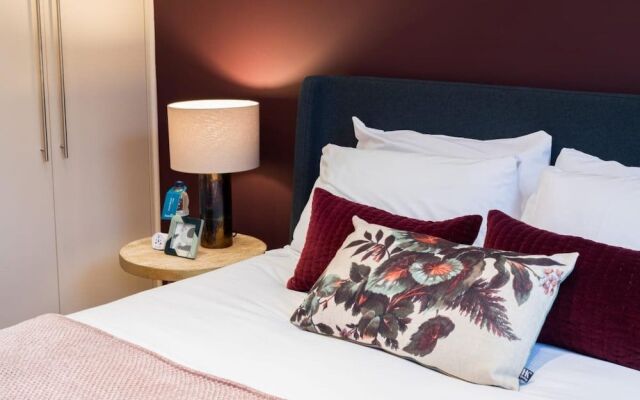 The Kensington Palace Retreat - Modern 2BDR Flat
