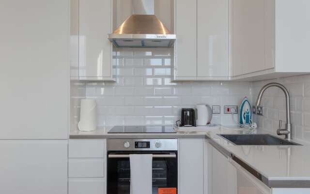 Modern 2 Bedroom Apartment Near Queens Park
