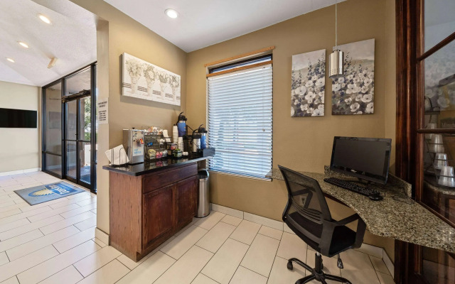 Days Inn by Wyndham Round Rock