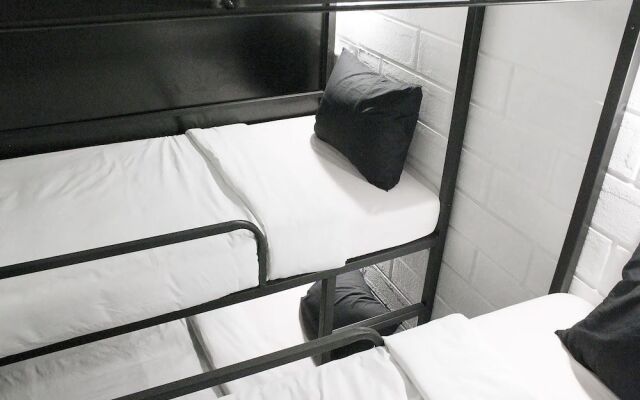 Pin Poshtel