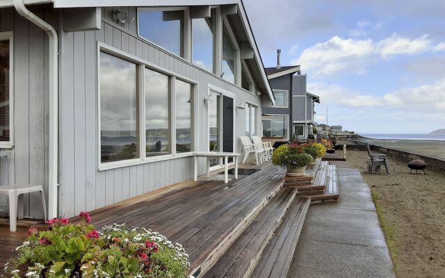 Beachfront Whidbey Island Home + Apartment!