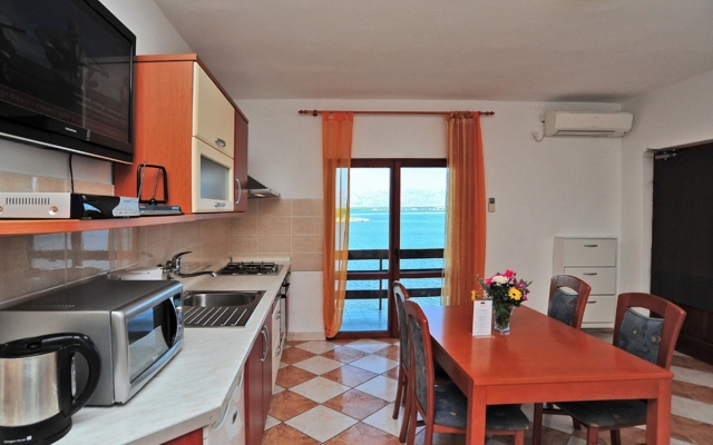 Apartment Ljilja - 10m from the sea with parking: A3 Nin, Zadar riviera