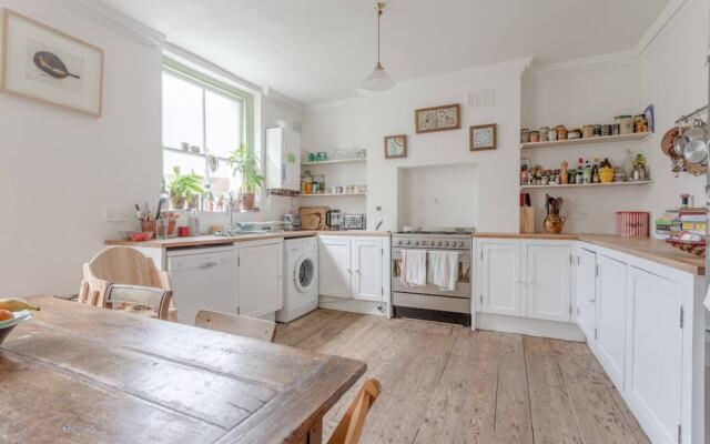 Spacious and Colourful 2 Bedroom Flat in Lambeth
