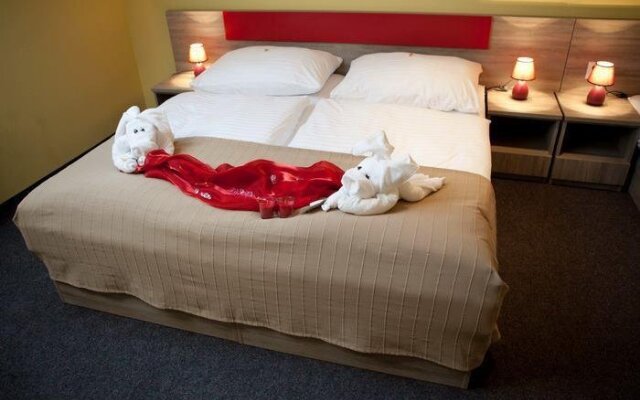 F Team Hotel