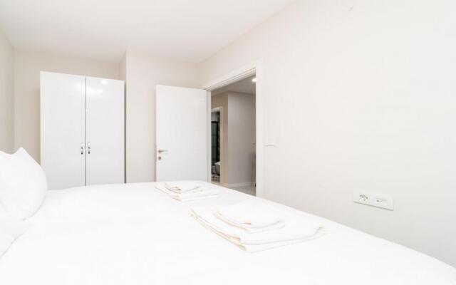 Modern and Central Flat Near Beach in Muratpasa