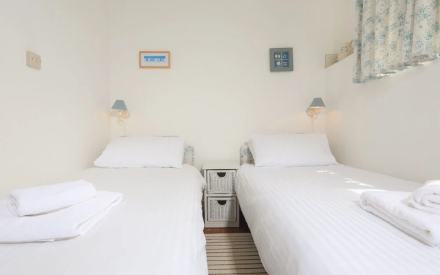 4 Thornlea Mews