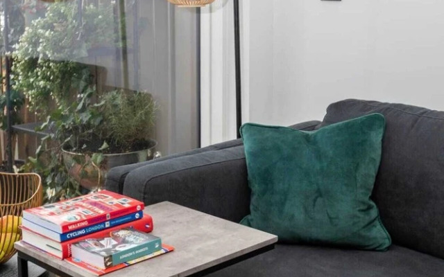 Tranquil & Stylish 1 Bedroom Flat With Private Balcony