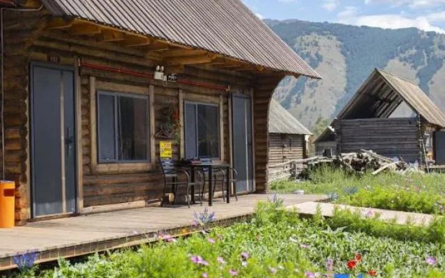 Spruce Moon Gazing Snow Mountain View Design Guesthouse (Xinjiang Kanas National Geopark) — 2-star hotel in Altay